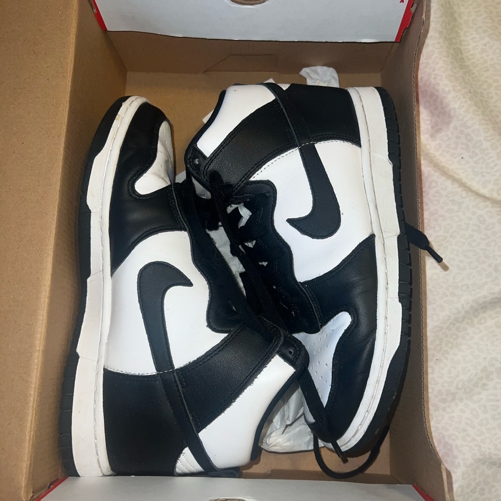 Nike dunks black and white